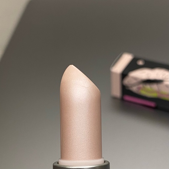 MAC Bringbacks “Bubbles” Lipstick - Picture 5 of 7